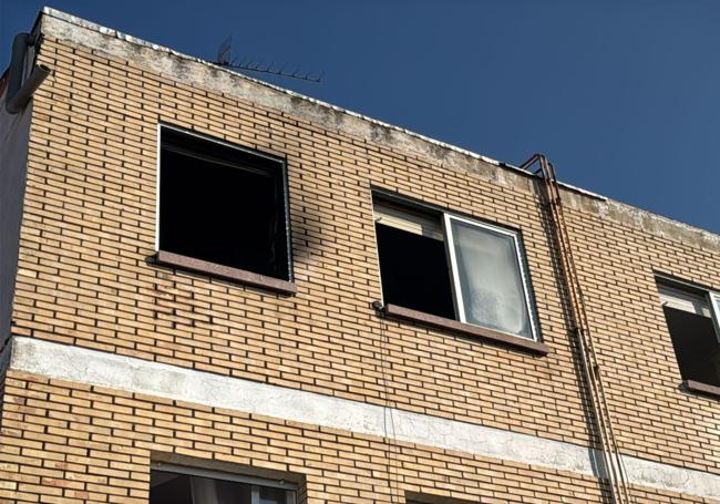 Detalle de las ventanas tras el fuego en la madrugada de este viernes.