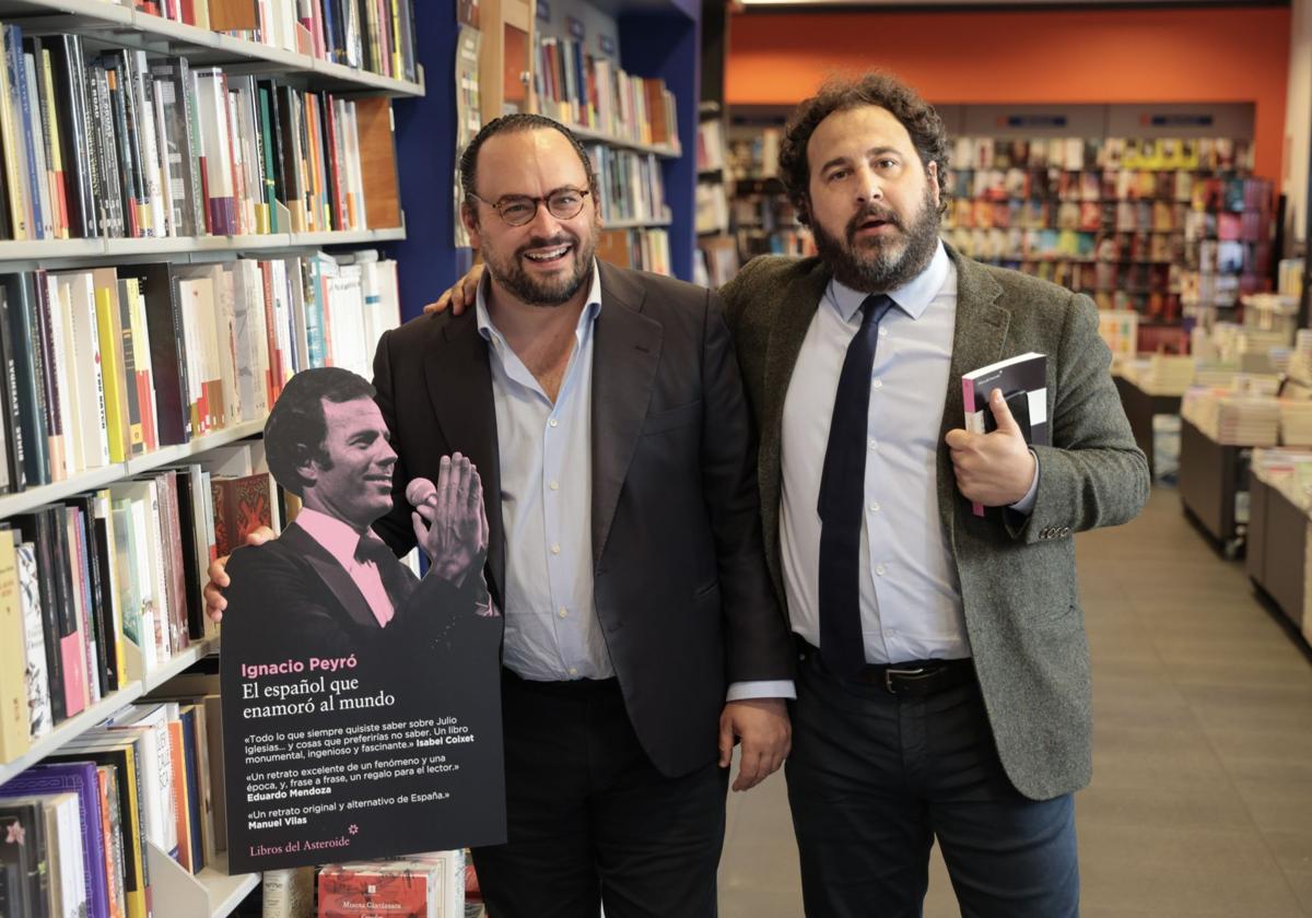 El escritor Ignacio Peyró presenta su biografía 'El español que enamoró al mundo' acompañado de José F. Peláez.