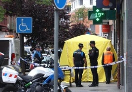 La Policía Municipal y la Nacional, en la calle Labradores junto a la carpa que ocultaba el cadáver.