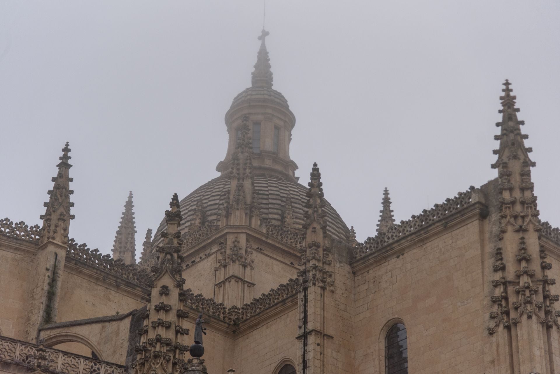Fotos: Segovia amanece envuelta en niebla
