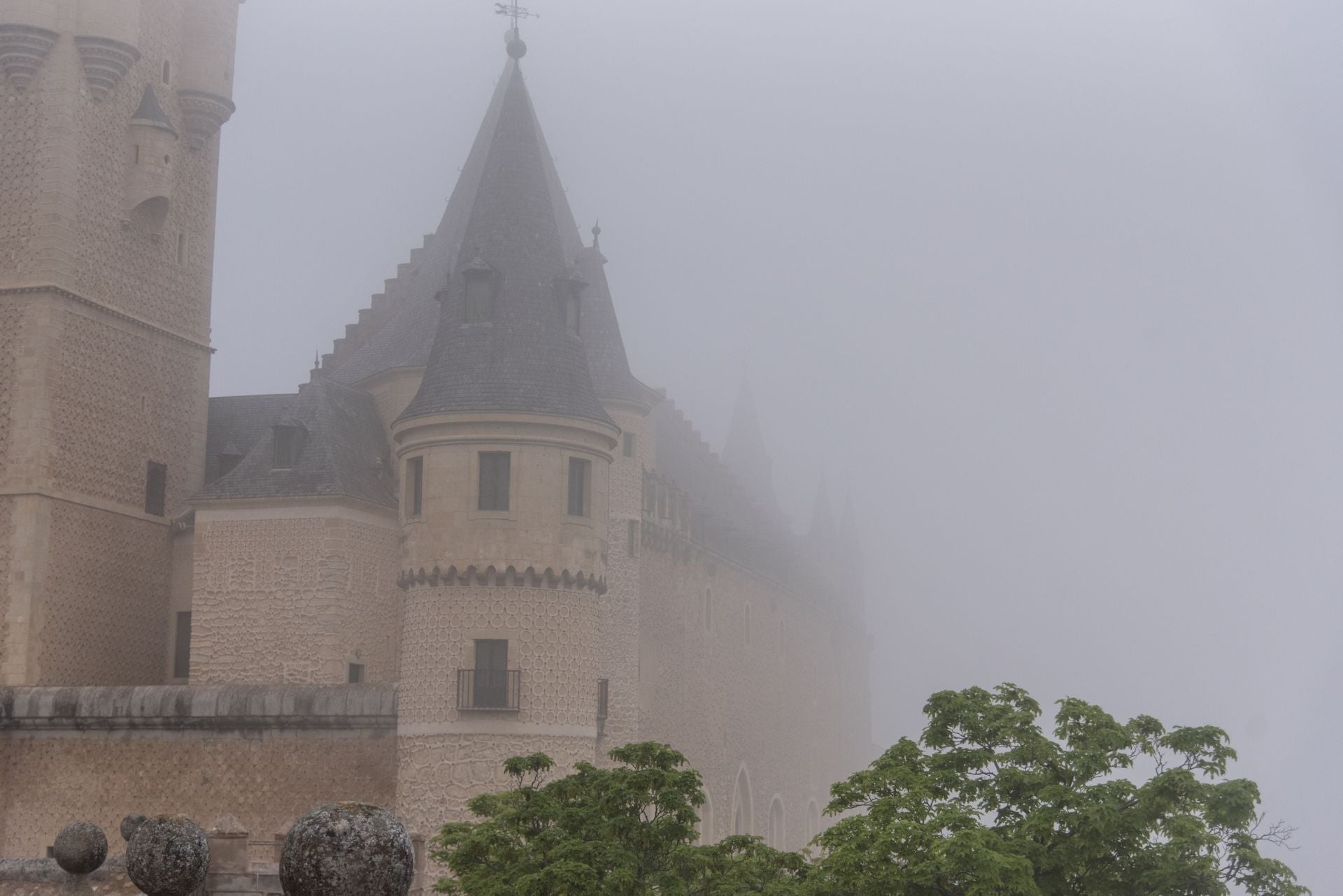 Fotos: Segovia amanece envuelta en niebla