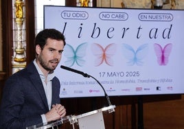 El concejal de Servicios Sociales, Rodrigo Nieto, junto al cartel del día internacional contra la homofobia.