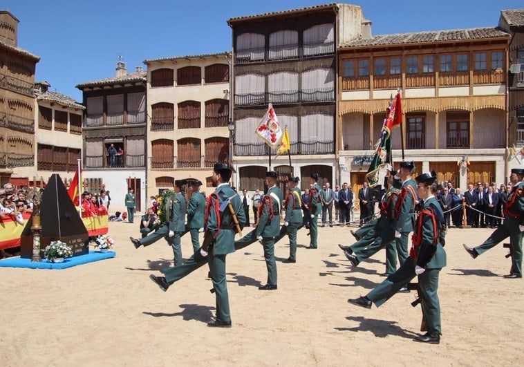 Desfile de la Guardia Civil en la plaza del Coso de Peñafiel.