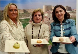 Macarena Sánchez-Colomer, Concepción López y Violetta Hakobyan posan con los tres dulces premiados.