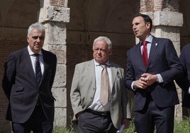 Gonzalo Santonja, en el centro, durante la presentación de las obras en el Hospital Simón Ruiz de Medina del Campo.