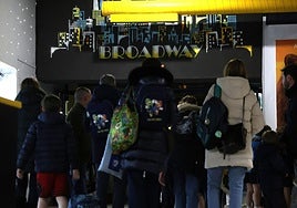 Espectadores a las puertas de los cines Broadway en Valladolid.