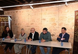 La periodista Andrea Díez; María José Ortega, alcaldesa de Aguilar de Campoo; Víctor González, Plant manager Eurostyle Systems; Jorge Ibáñez, alcalde de Cervera de Pisuerga y Paco Hevia, director corporativo Galletas Gullón.