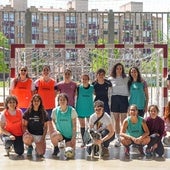 Jugadoras y parte de la grada de asistentes posan en una foto de familia antes del comienzo del partido.