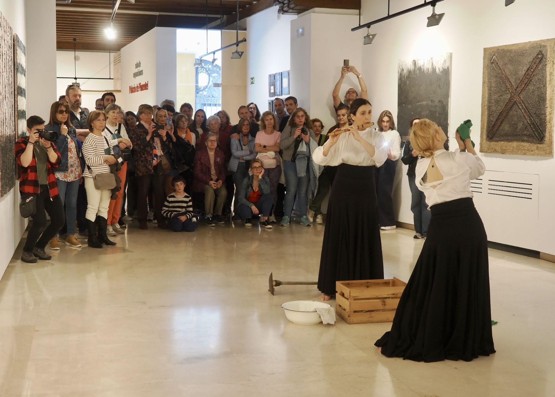 Actuación de Lola Eifel en la sala de exposiciones Teresa Ortega Coca del Palacio de Pimentel.