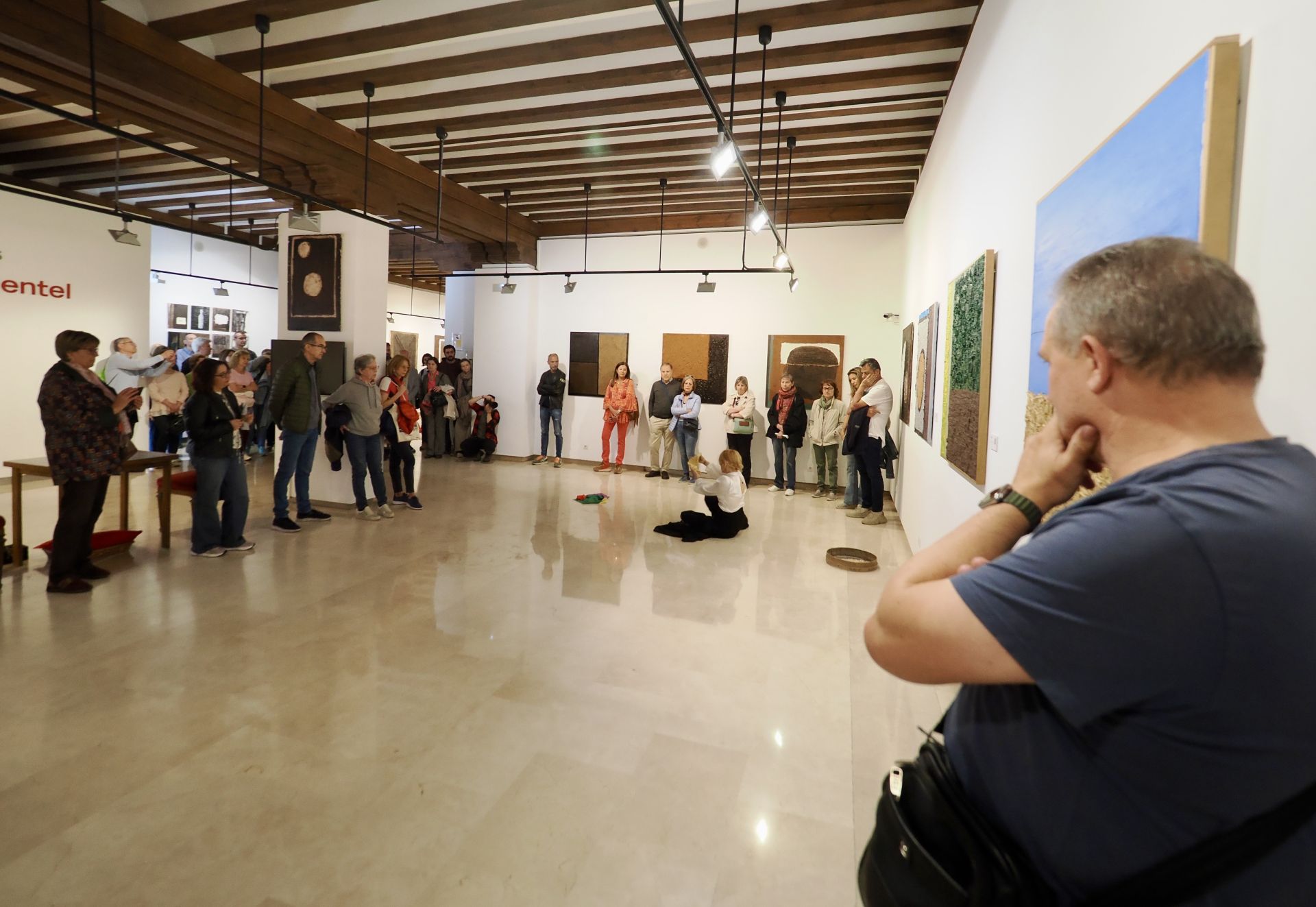 Actuación de Lola Eifel en la sala de exposiciones Teresa Ortega Coca del Palacio de Pimentel.