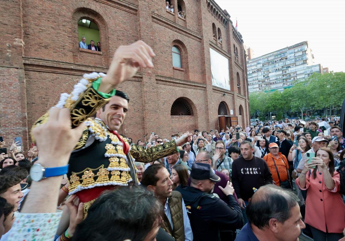 El triunfador de la tarde, Emilio de Justo, a hombros ya fuera de la plaza.