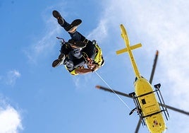 Un helicoptero del Grupo de Rescate de la Junta, durante una una práctica, en una imagen de archivo.