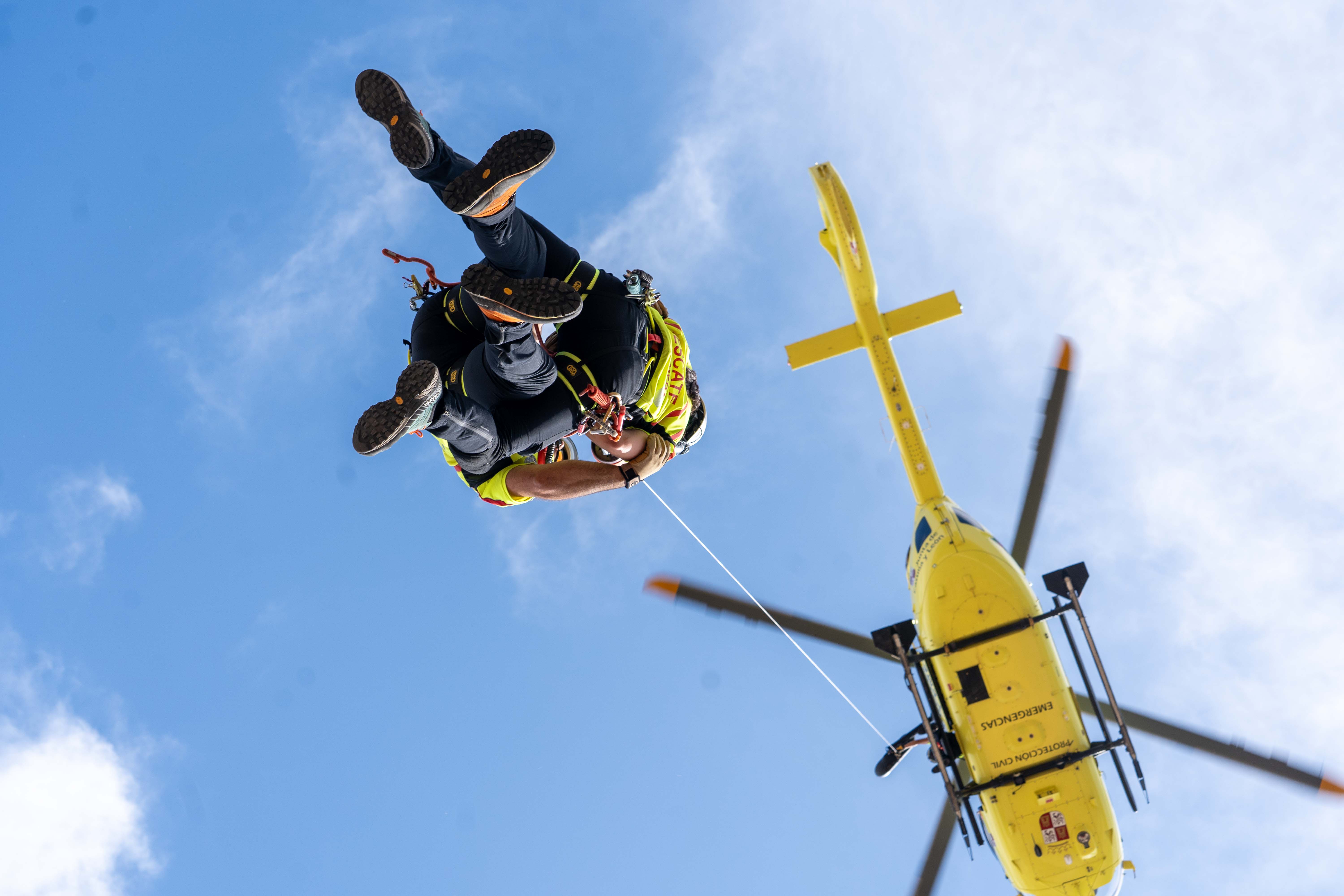 Un helicoptero del Grupo de Rescate de la Junta, durante una una práctica, en una imagen de archivo.
