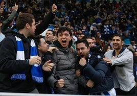 La afición del Alavés celebra el gol del triunfo ante el Valencia.