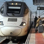 Un tren de alta velocidad para en la estación de Medina del Campo.