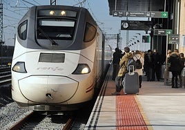Un tren de alta velocidad para en la estación de Medina del Campo.