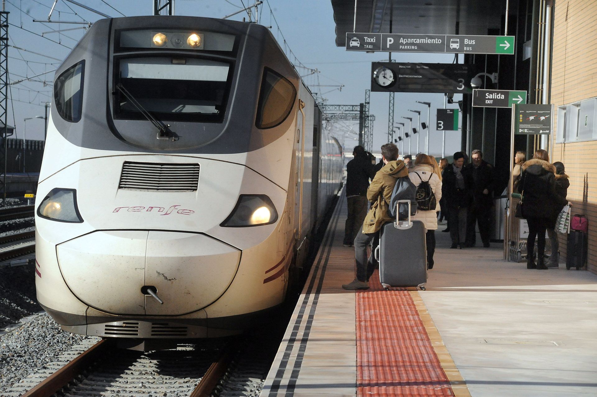 Un tren de alta velocidad para en la estación de Medina del Campo.