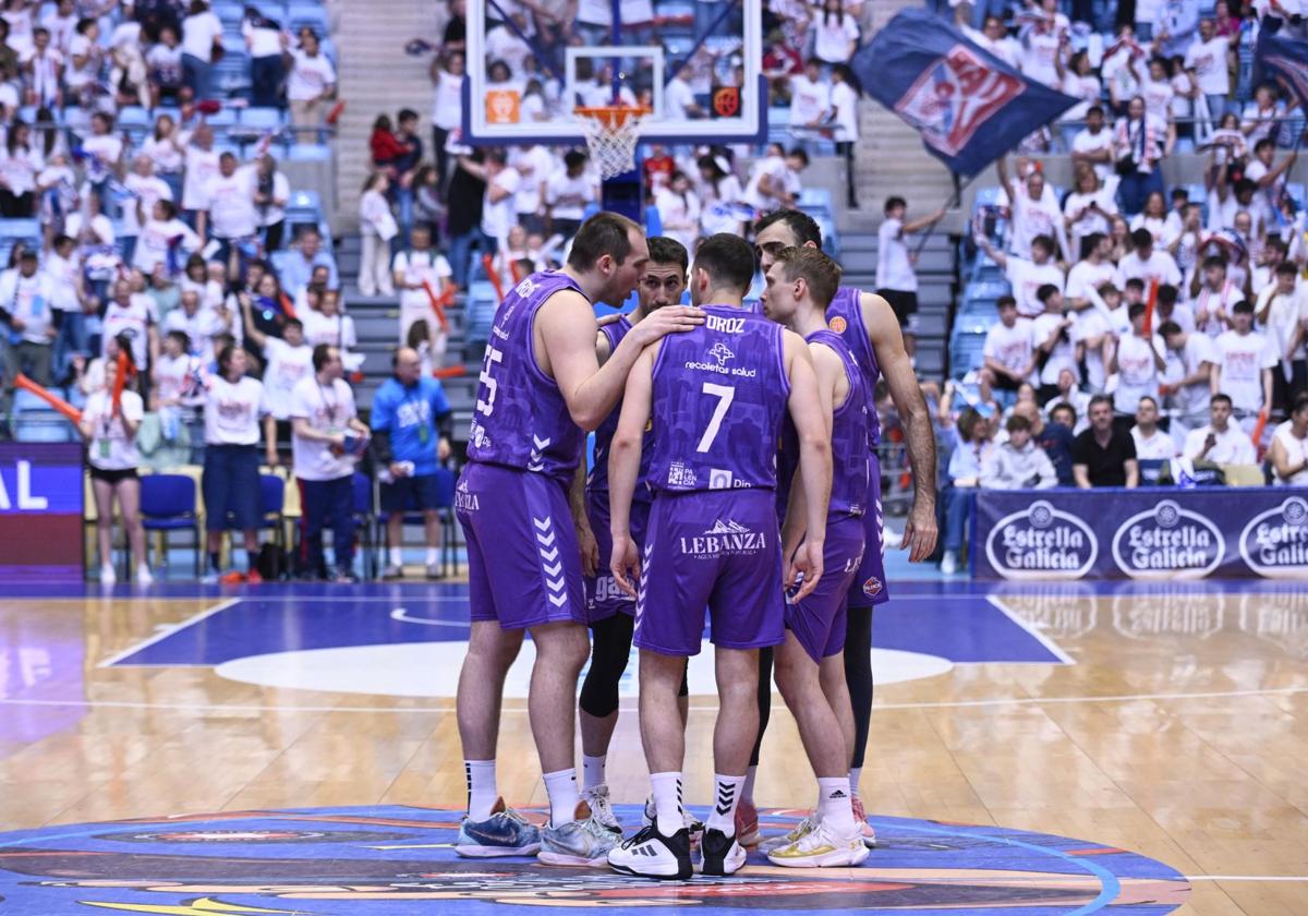 Los jugadores conversan en un parón del partido del viernes en Santiago.