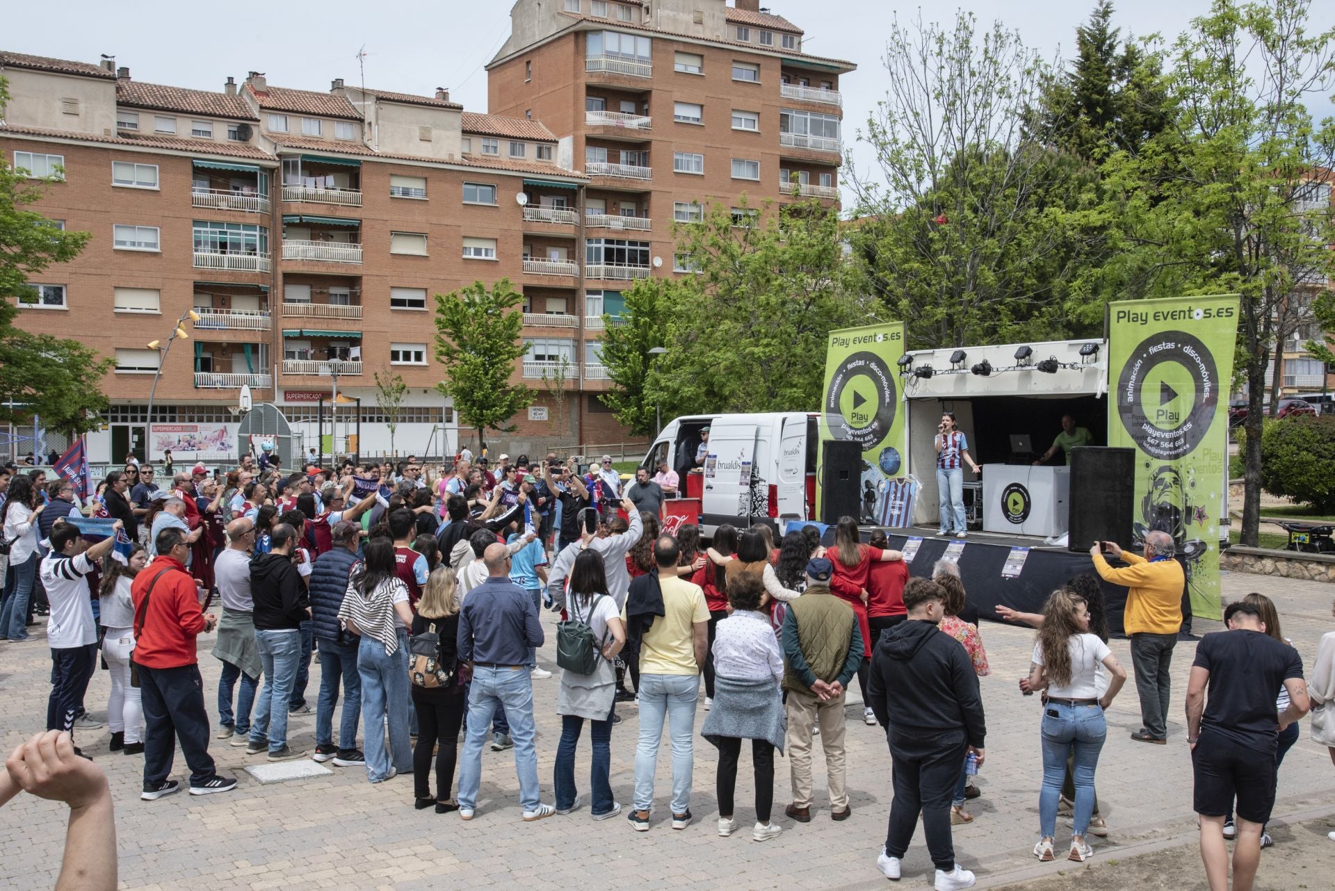 Fotos: la afición de la Segoviana calienta motores
