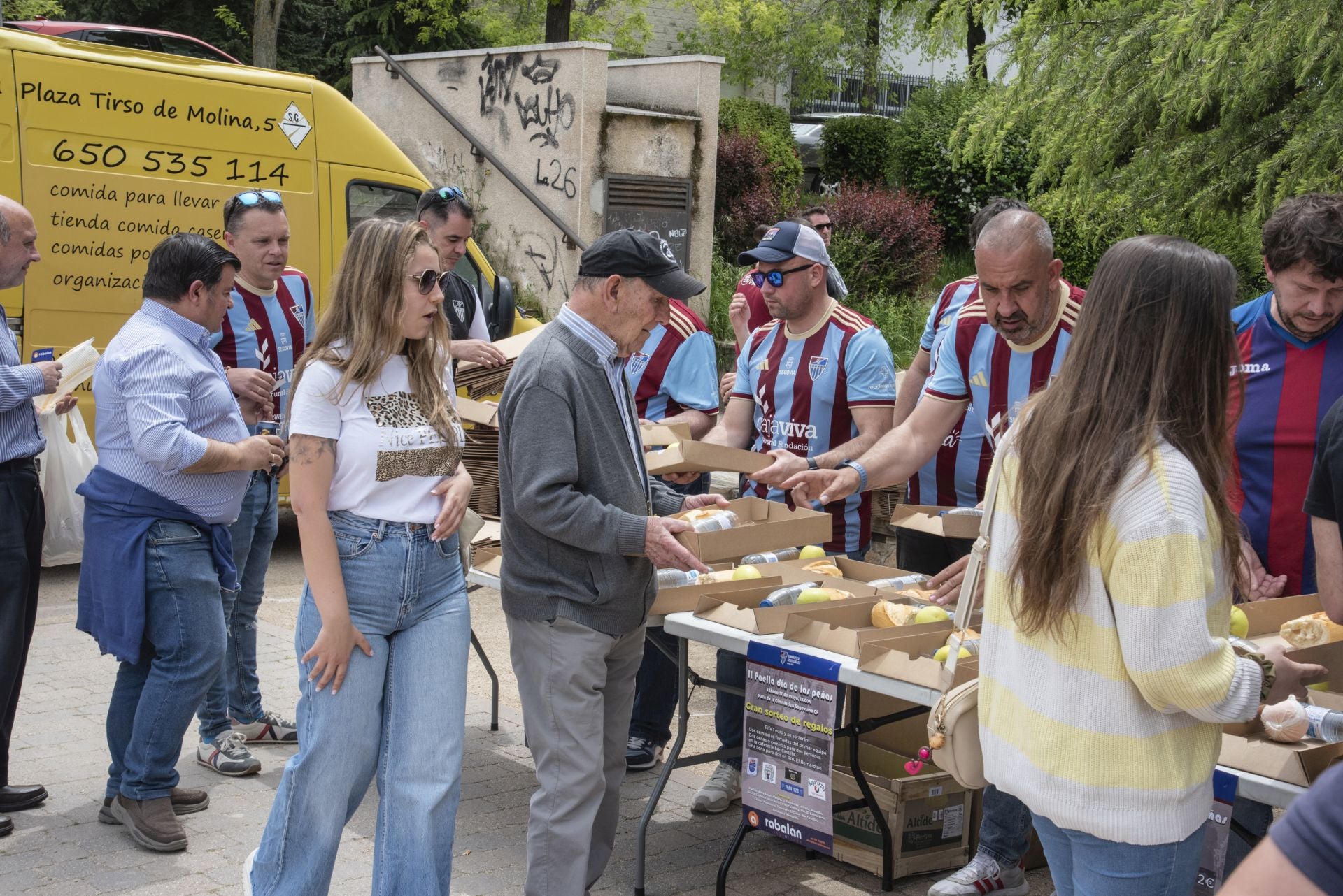 Fotos: la afición de la Segoviana calienta motores