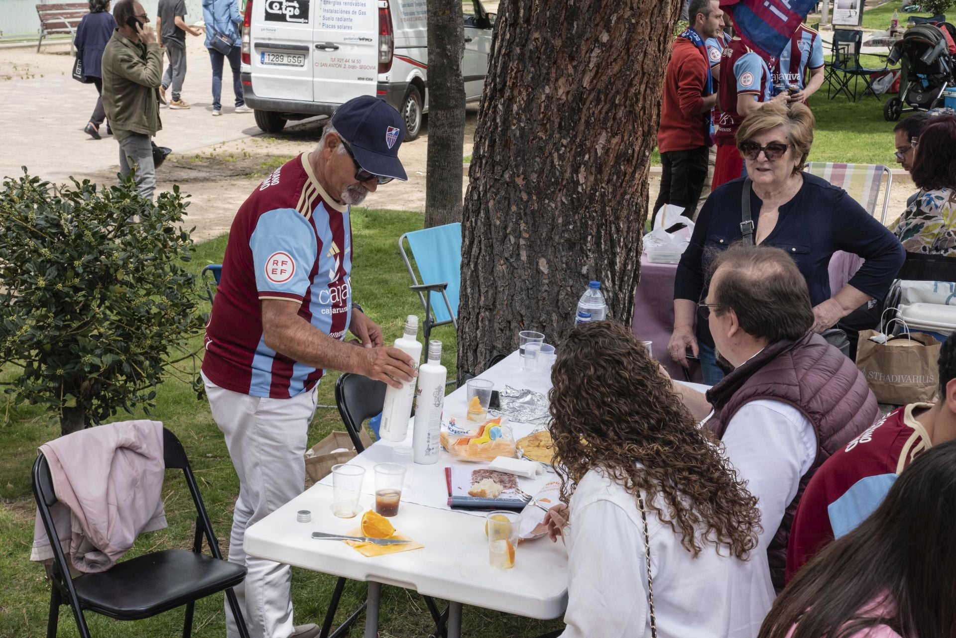 Fotos: la afición de la Segoviana calienta motores