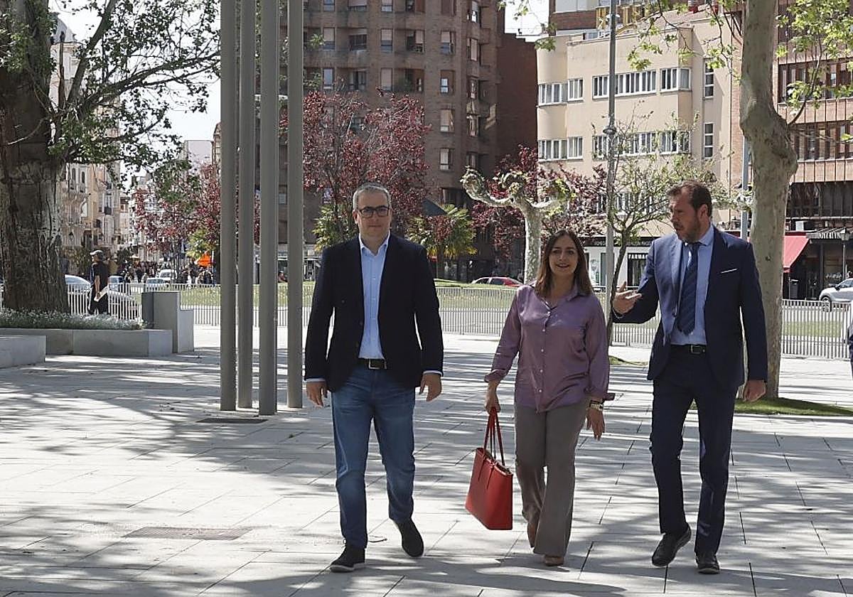 La alcaldesa Miriam Andrés pasea por Jardinillos con el ahora ministro Óscar Puente, en abril de 2023, cuando era alcalde de Valladolid.