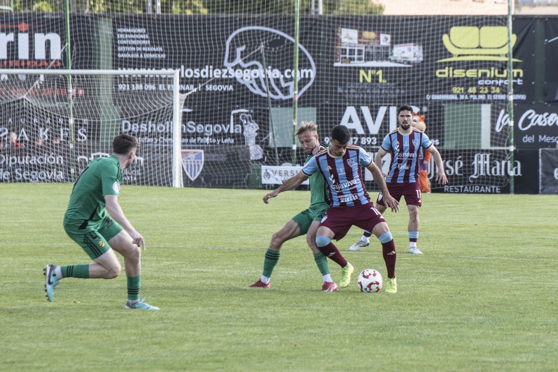 Fotos: desilusión en La Albuera tras el descenso de la Segoviana