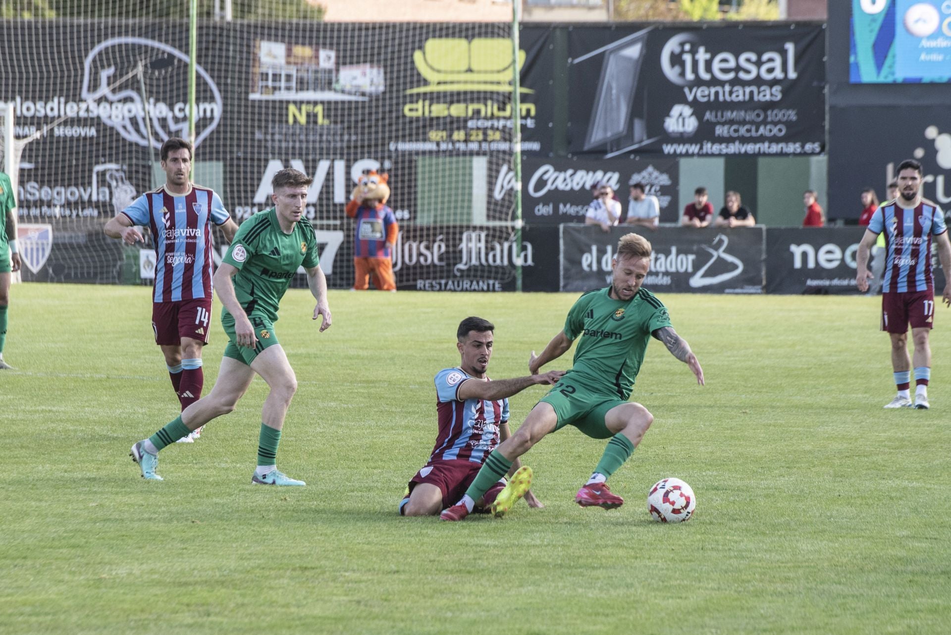 Fotos: desilusión en La Albuera tras el descenso de la Segoviana