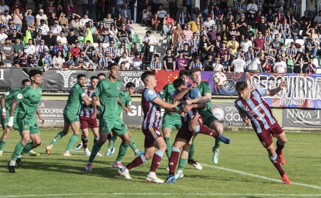Abel Pascual remata para hacer el empate a dos.