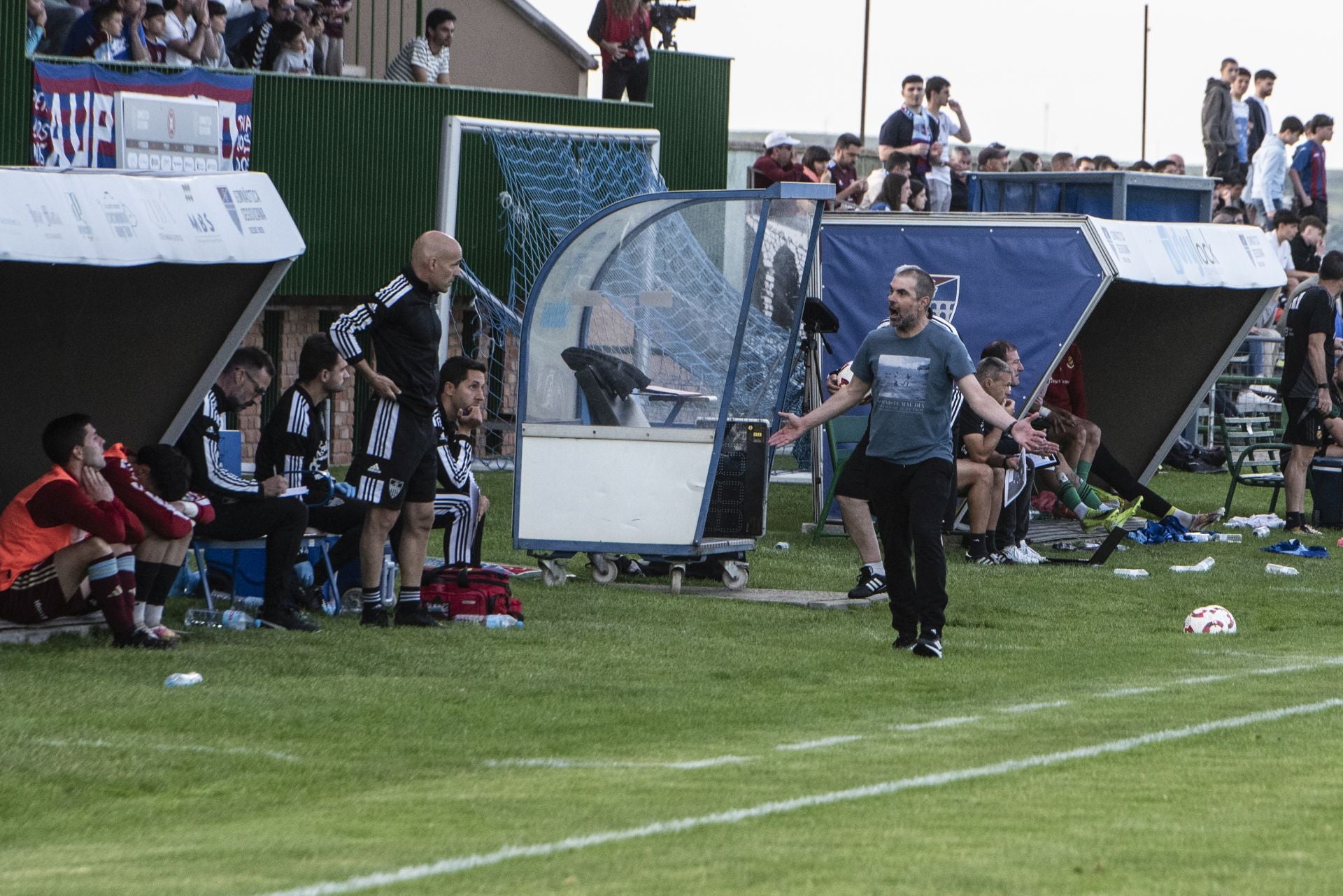Fotos: desilusión en La Albuera tras el descenso de la Segoviana