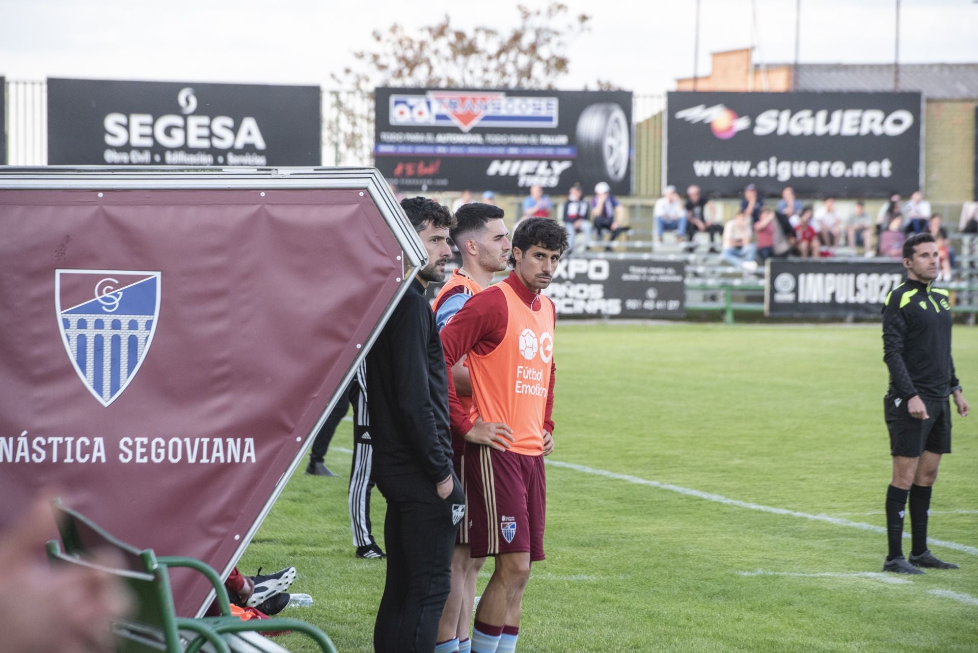 Fotos: desilusión en La Albuera tras el descenso de la Segoviana