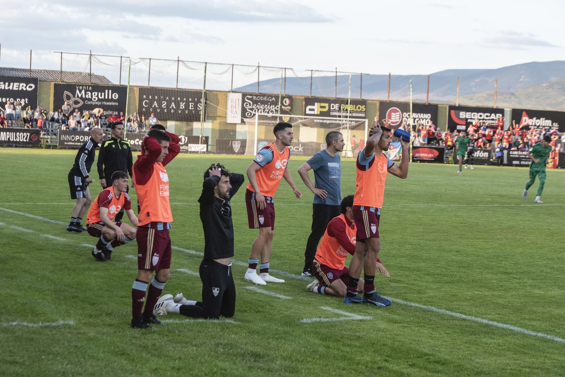 Fotos: desilusión en La Albuera tras el descenso de la Segoviana