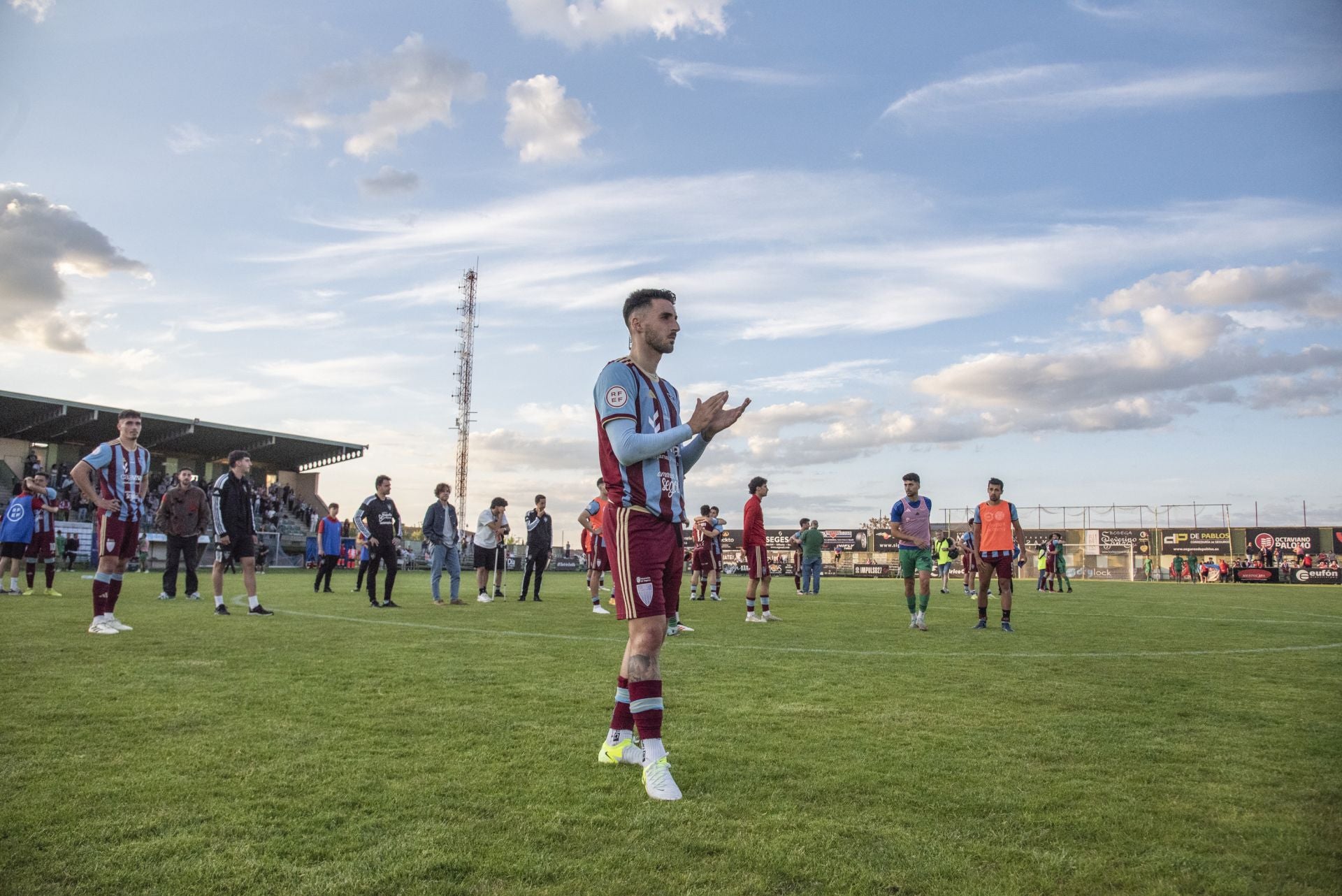 Fotos: desilusión en La Albuera tras el descenso de la Segoviana