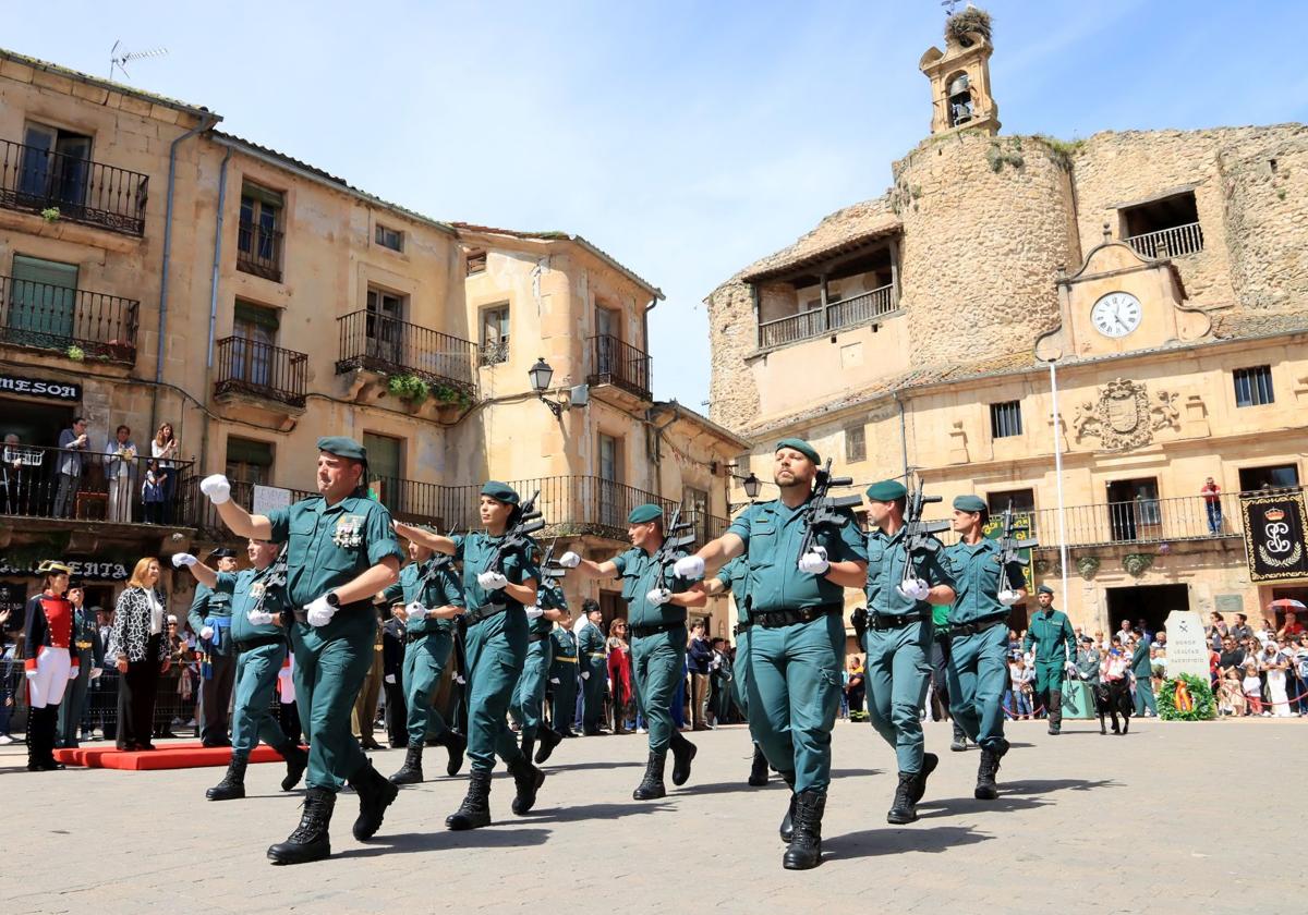 Agentes de la Guardia Civil desfilan en la plaza de España de Sepúlveda.