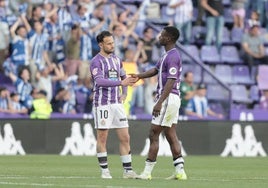 Iván Sánchez saluda a Alani al término del partido.