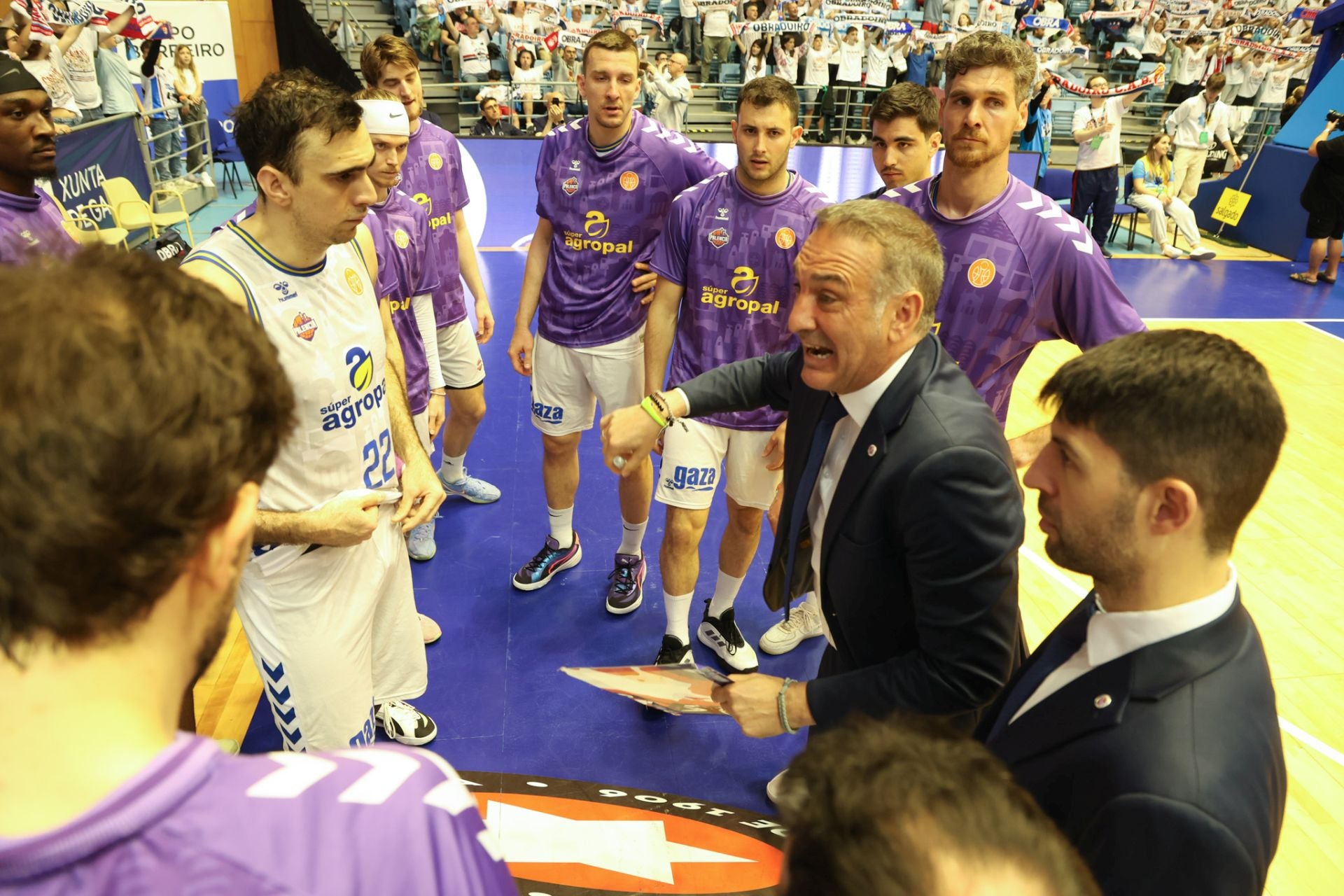 El Palencia gana el segundo partido en Santiago