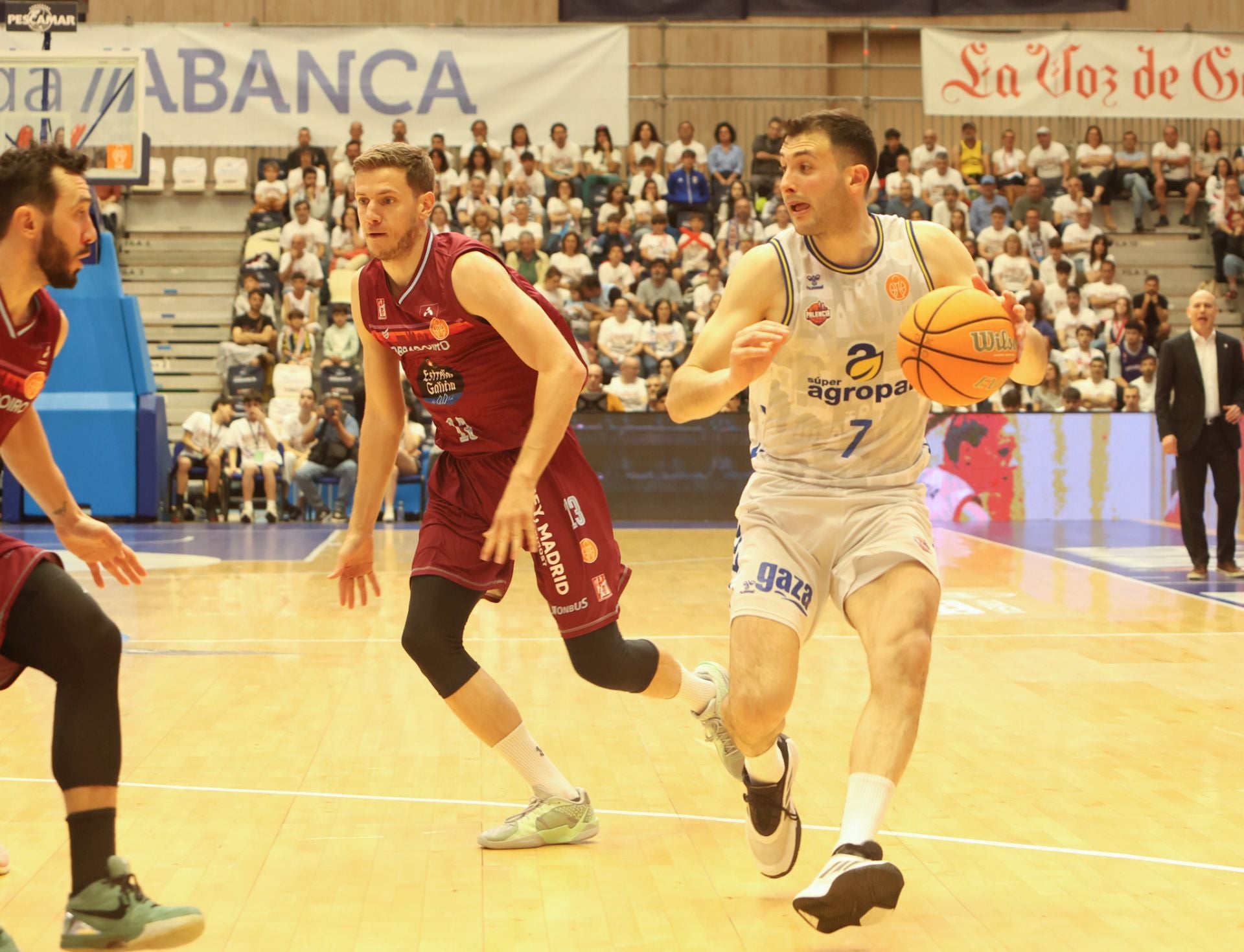 El Palencia gana el segundo partido en Santiago
