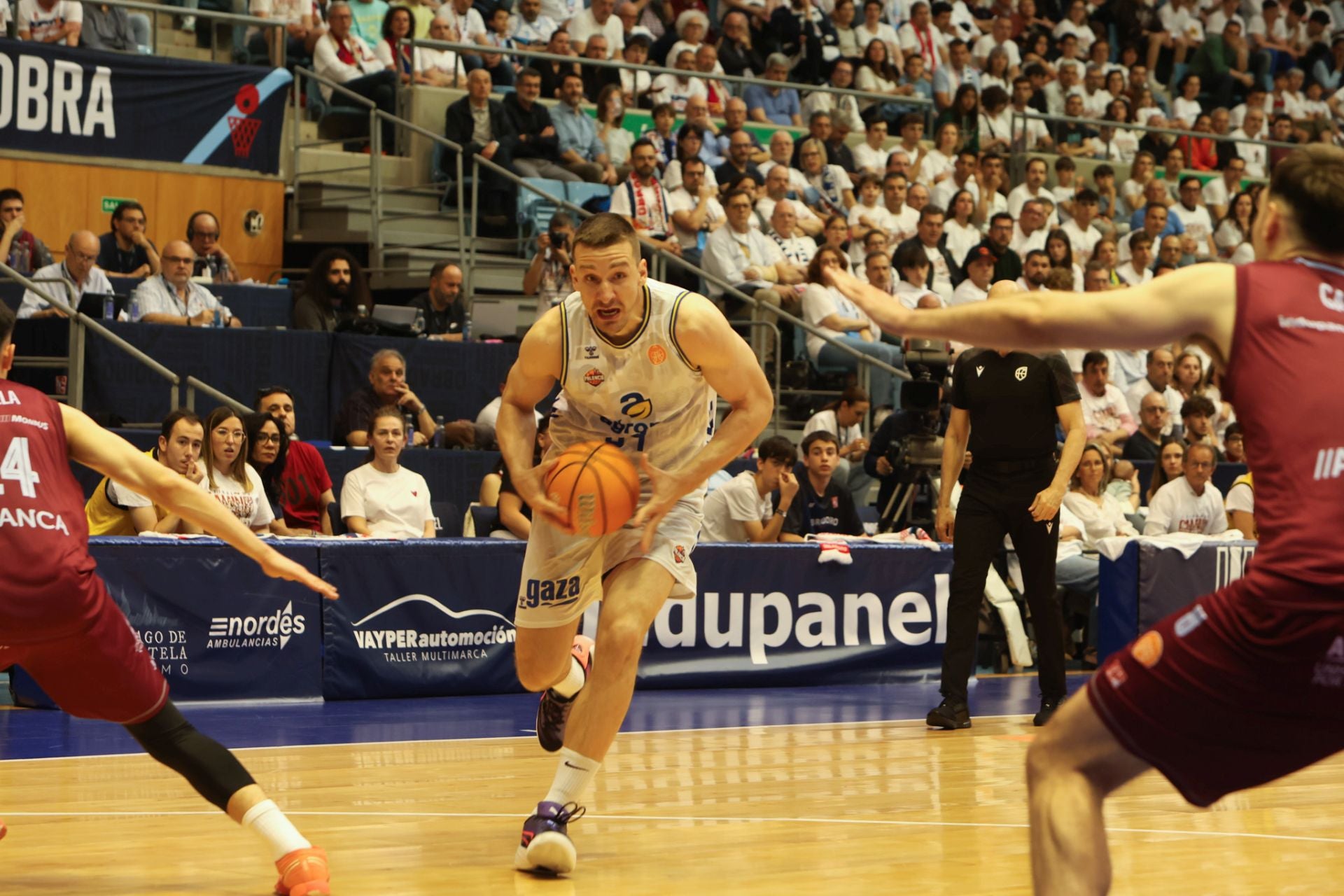 El Palencia gana el segundo partido en Santiago