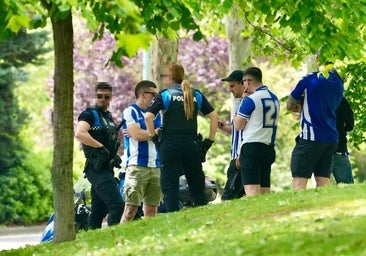 Varios agentes controlan a los aficionados del Alavés tras el incidente en la calle Barbecho.