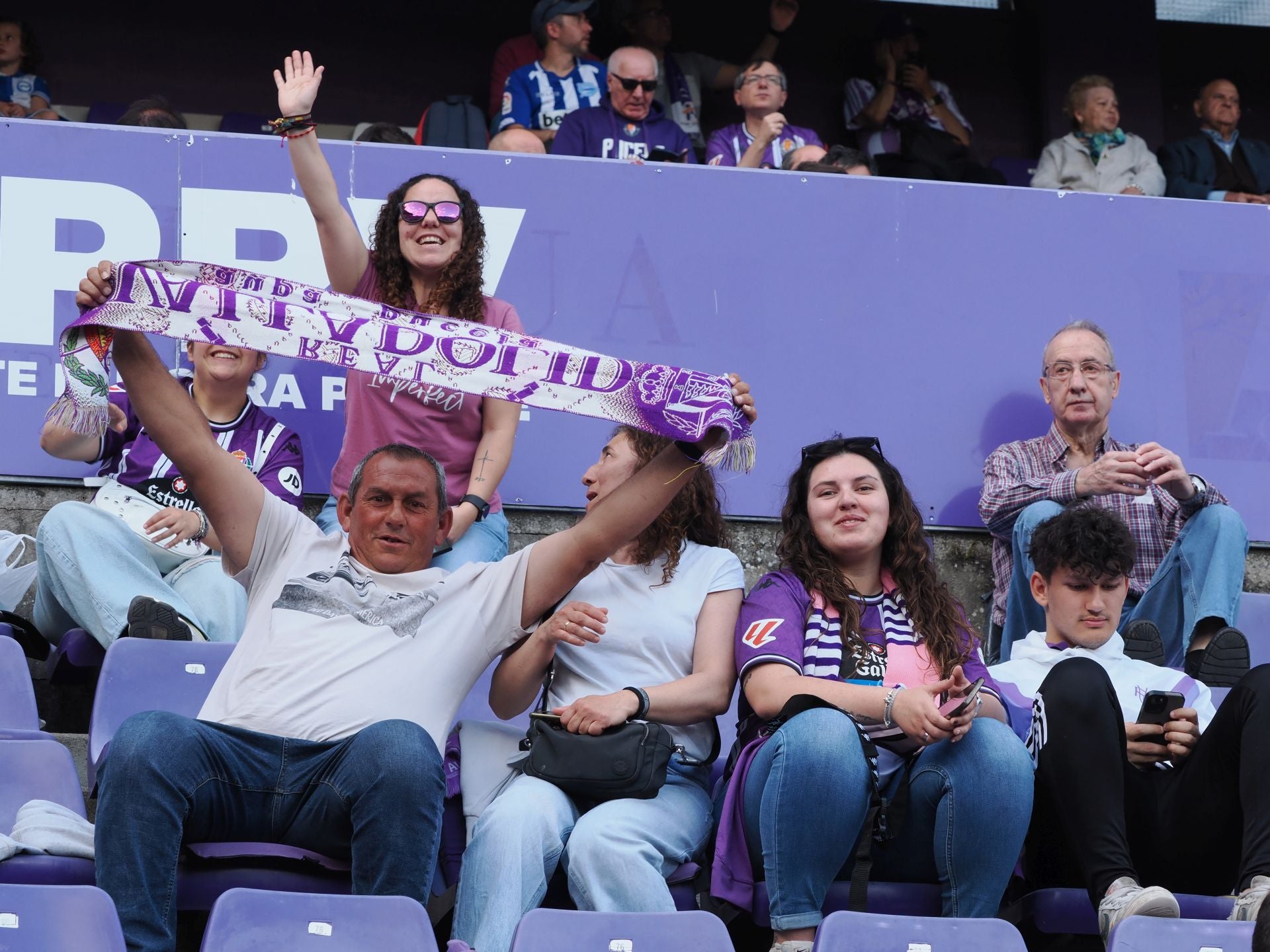 Búscate en la grada del estadio José Zorrilla (1/4)