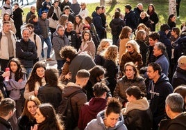 Espera de aspirantes y allegados para entrar al examen MIR a principios de año, en Valladolid.