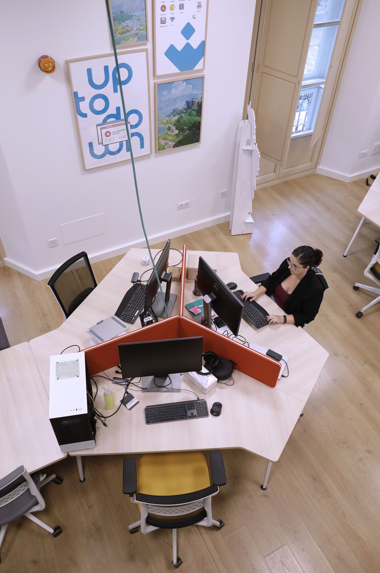 Imagen de archivo de una trabajadora en una oficina.