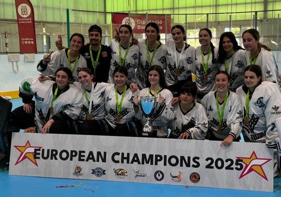 Las jugadoras del CPLV posan con el trofeo de campeonas de Europa.