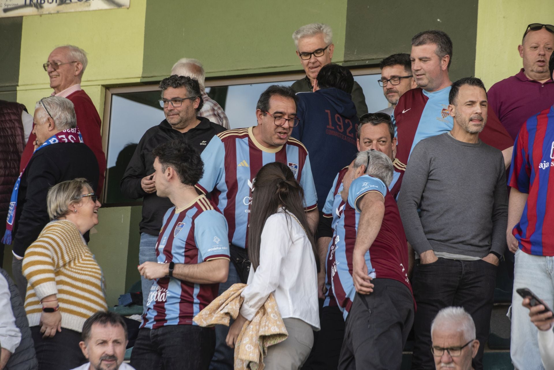 Fotos: búscate en las gradas de La Albuera