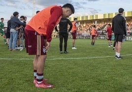 Fernán llora en el centro del campo mientras miles de personas aplauden al equipo tras el descenso.
