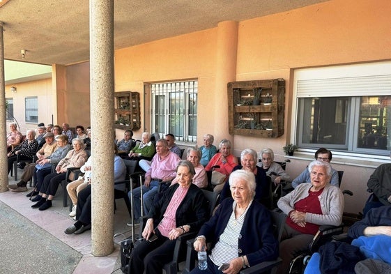 Los residentes presencian una de las actividades.