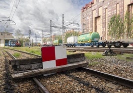 Un tren de mercancías utiliza la vía electrificada que transcurre paralela a la antigua línea de Ariza, ya clausurada.