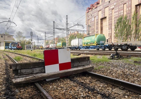 Un tren de mercancías utiliza la vía electrificada que transcurre paralela a la antigua línea de Ariza, ya clausurada.