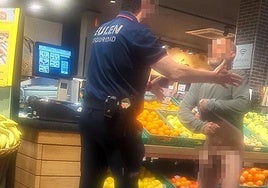 Un hombre se desnuda en el Carrefour Market de la calle Santiago.