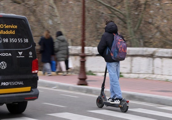 Un joven circula en patinete por Valladolid.